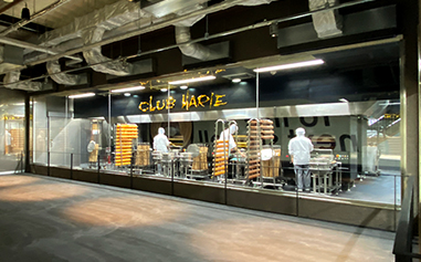 ガラス張りの工房