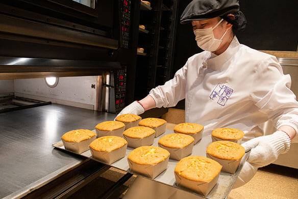 山本徳次の書を形どった「栗百本」の柱