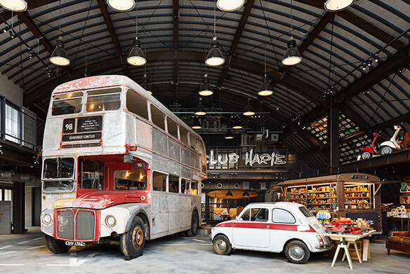 壁面を彩る和菓子の木型