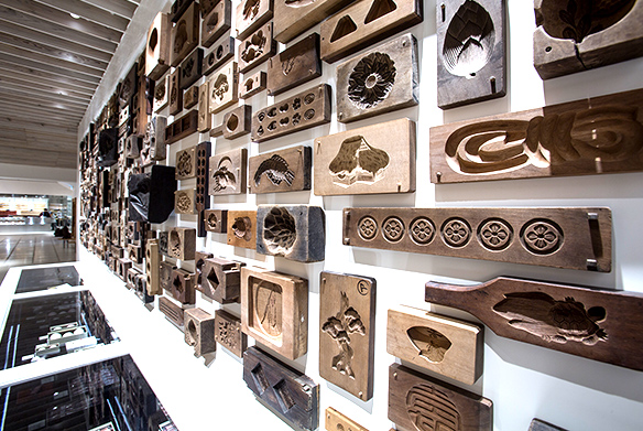 壁面を彩る和菓子の木型